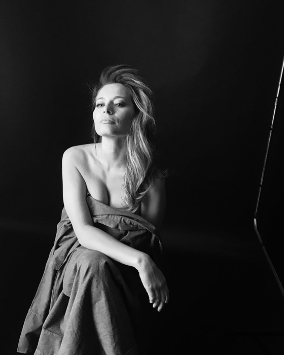 FOTO | Cum arată Laura Cosoi în luna a opta de sarcină. Fanii o acuză că-și editează pozele