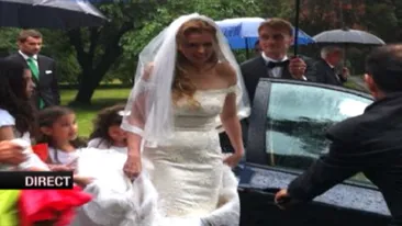 Roberta Anastase, mireasa intr-o rochie-spectacol de peste 6.000 de euro. 3.500 au costat doar penele de strut