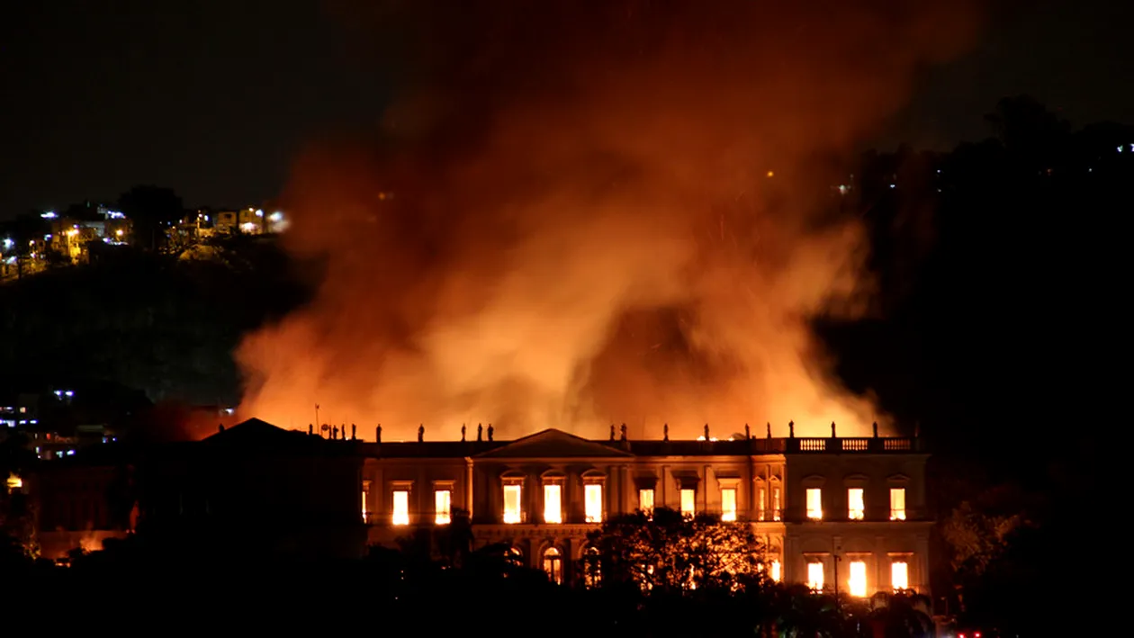 Incendiu violent la Muzeul Național din Rio de Janeiro. Colecţia de 20 de milioane de obiecte, posibil distrusă complet