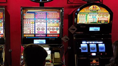 "Împăratul păcănelelor", party de 200.000 € la Mykonos! Milionarul a adus-o la vilă pe Loredana Groza + “fluviu" de Dom Perignon si Clase Azul