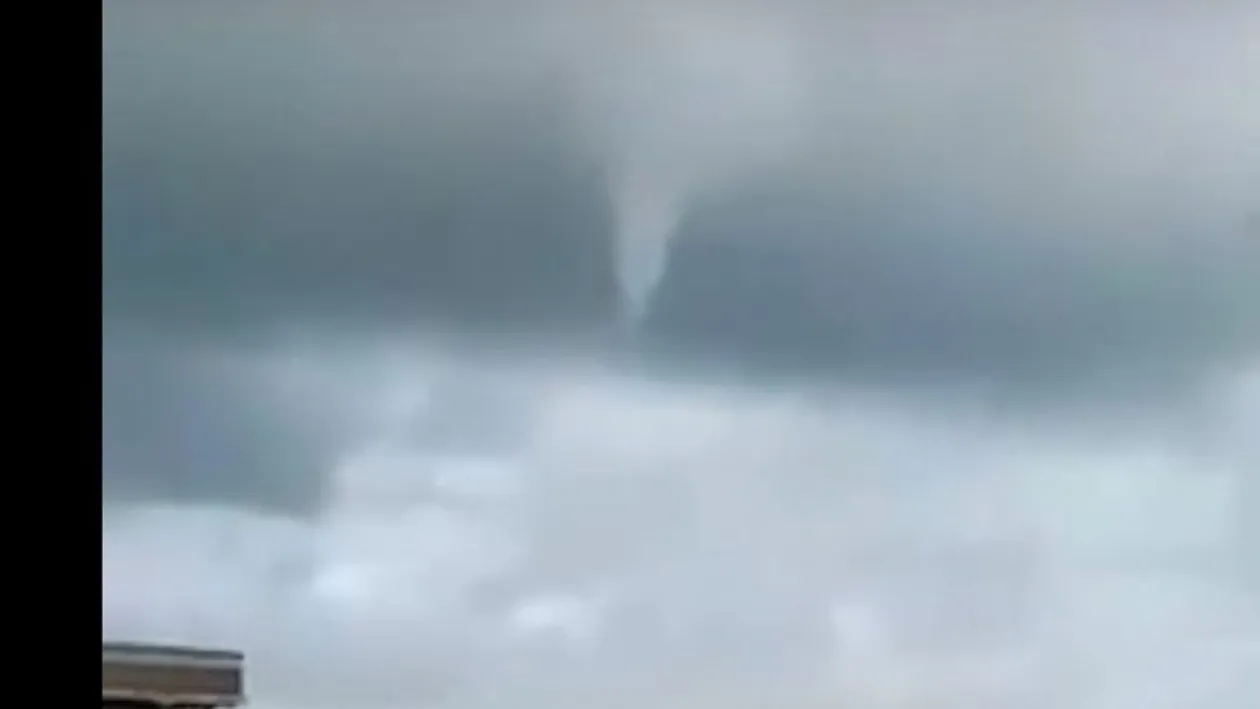 Fenomen meteorologic neobişnuit la Marea Neagră.  O trombă marină cu aspect de tornadă, vizibilă pe țărmul din Eforie Sud