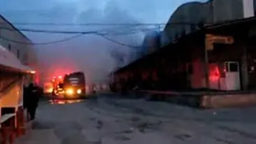 VIDEO Cladirea unui centru comercial din Iasi s-a prabusit partial in urma unui incendiu