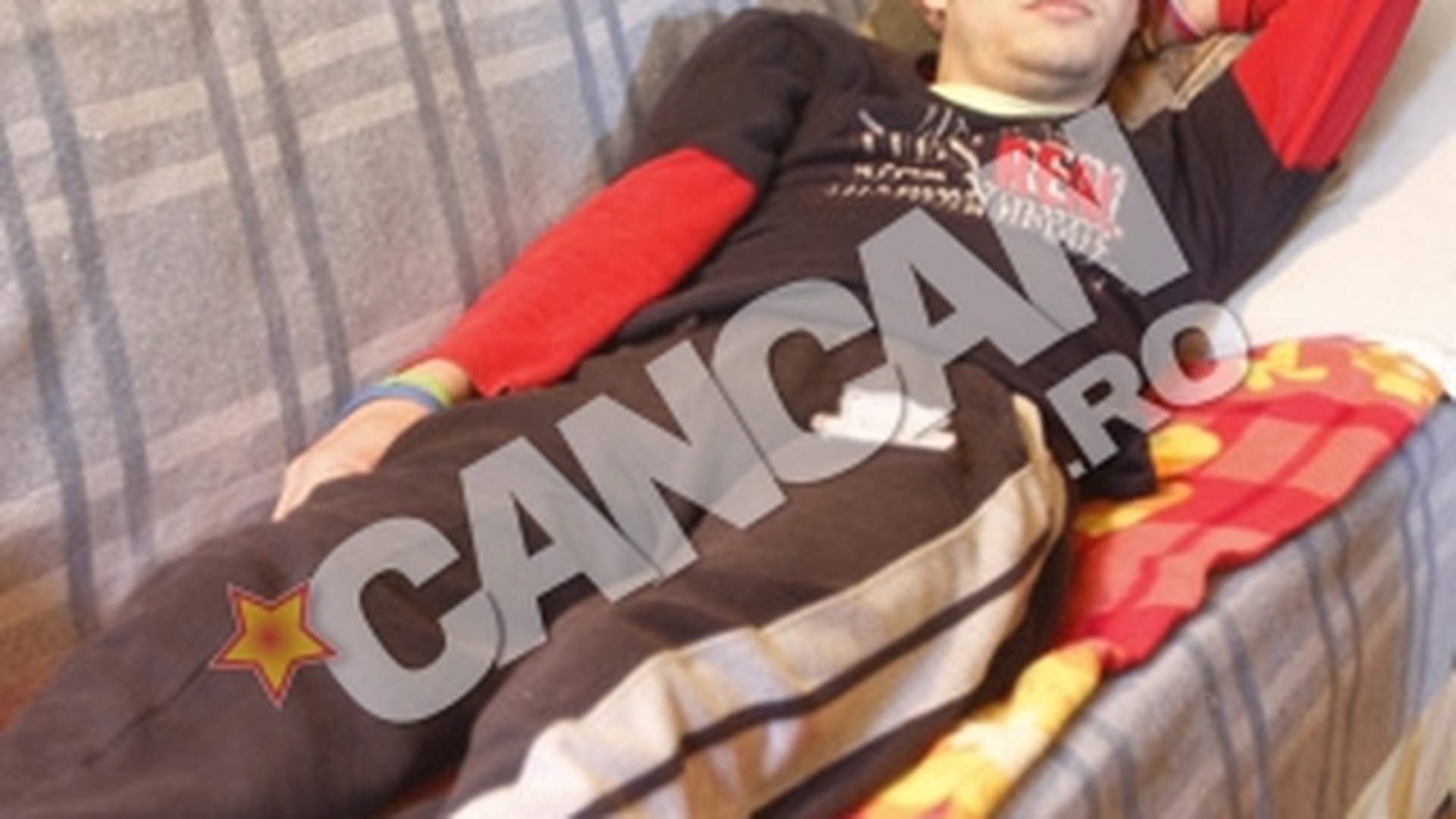 Terifianta poveste a unui bucurestean de 21 de ani mutilat de droguri! Cantareste doar 28 de kilograme, iar mama sa face eforturi disperate pentru a-l salva de la moarte: "Ii vand parchetul din camera pentru a-i putea cumpara de mancare"