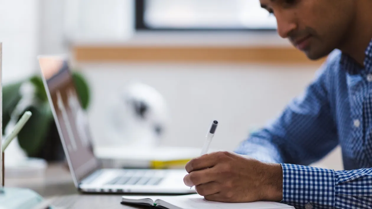 Tinerii pentru care statul român oferă 1.000 de lei pe lună. Care sunt condițiile