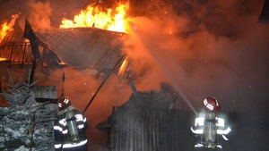 Incendiu puternic în Ploiești: ard două case și un garaj în care sunt două mașini