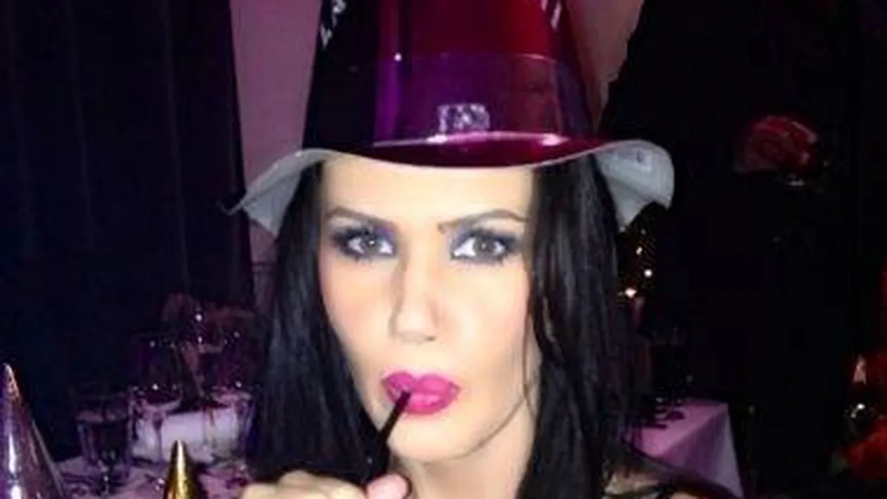 Uite ce carcasă de telefon şi-a făcut Oana Zăvoranu pe comandă şi cum şi-a împopoţonat microfonul cu Swarovski