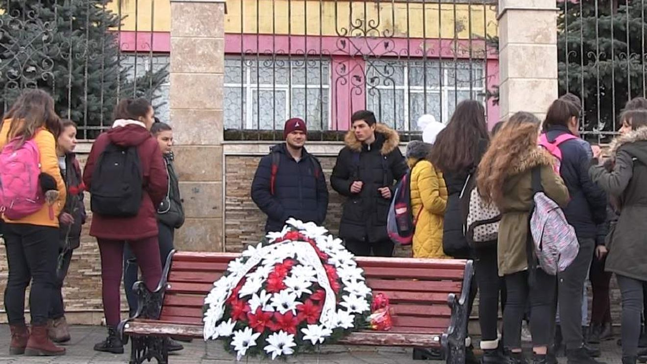 Elena, adolescenta de 15 ani sugrumată și otrăvită de propriul tată, a fost înmormântată. Gestul făcut de colegii ei. FOTO