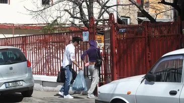 Isi foloseste iubitul mai tanar cu 13 ani pe post de ..hamal! Uite cum ii cara Razvan lucrurile Oanei Zavoranu!