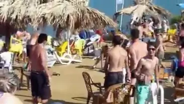 Live din Costinesti! Bătaie cu scaune şi şezlonguri pe plajă, printre turişti! Filmuleţul care face acum înconjurul internetului