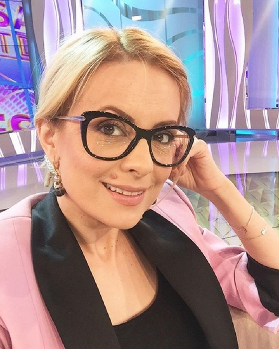 Simona Gherghe, încercănată şi cu riduri profunde, după ce a pierdut multe nopţi. Ce replică i-a dat unei fane care i-a vorbit despre detaliile inestetice, care nu pot fi ascunse nici de machiaj