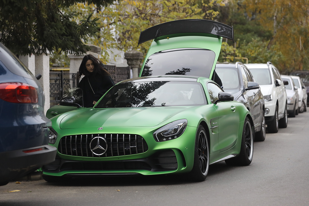 Se urcă în Mercedes-ul AMG GT-R al tânărului