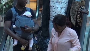 VIDEO La familia! Un rapidist a iesit in mall cu tot neamul si a reusit sa atraga atentia tuturor!