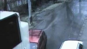 VIDEO O masina a fost tarata de un autocar plin de turisti!