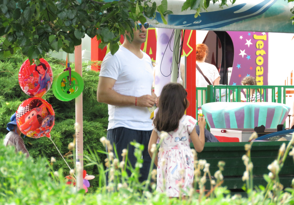 Andrei Badiu şi-a scos fetiţa la o îngheţată în parc