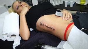 La 34 de ani, are 11 pe lista! Si nu i-au fost de ajuns! Simona Trasca a mai vrut inca unul! Despre tatuaje vorbim...ce credeati?!
