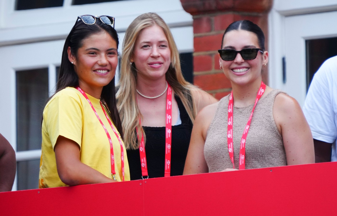Emma Răducanu îl urmărește pe Carlos Alcaraz în timpul meciului său din semifinala Queen's Club Championships, Ziua 13, Queen's Club, West Kensington, Londra, Marea Britanie - 21 iunie 2025. Foto: Profimedia