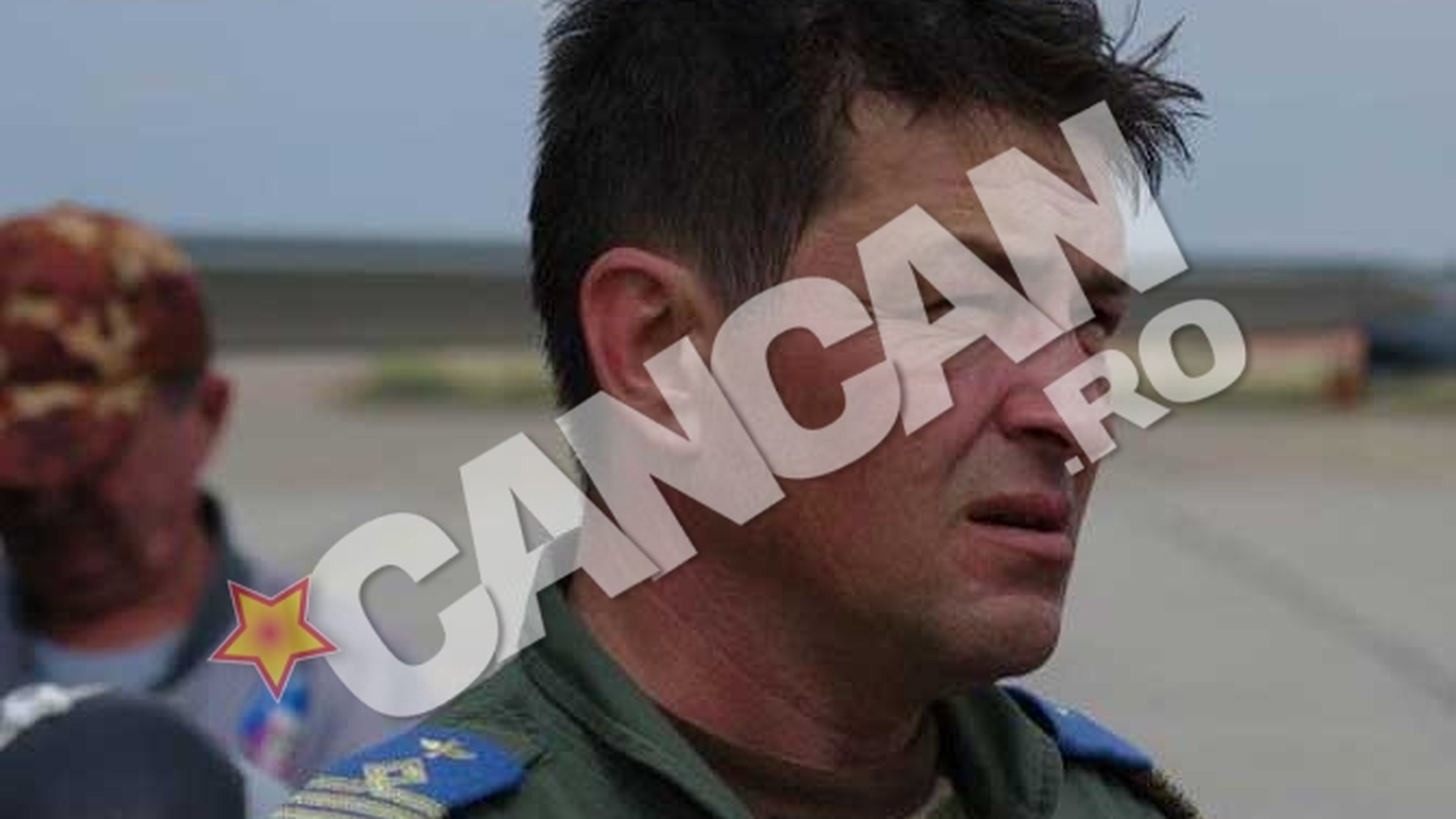 VIDEO Trupul lui Aurelian Cojocaru a fost depus la capela! Pilotul mort in accidentul aviatic de la Craiova va fi inmormantat azi