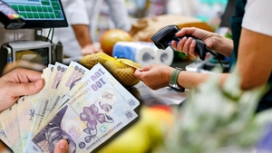 Ce salariu are o casieră în supermarket în 2026. Venitul real surprinde