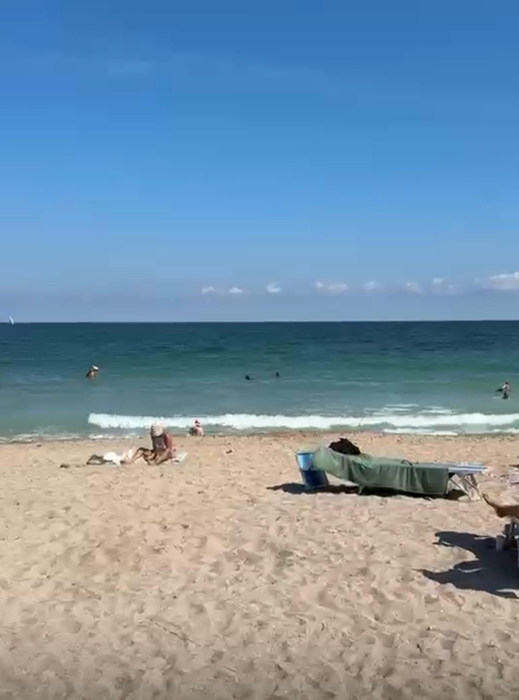 Vama Veche, ca în mijlocul verii pe 19 septembrie! Turiștii fac plajă și baie, iar apa e ca în Grecia