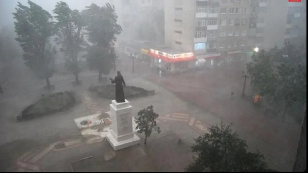 Nici săptămâna asta nu scăpăm de ploi! Meteorologii au emis azi COD Galben de furtună pentru mai multe judete! Vezi care sunt