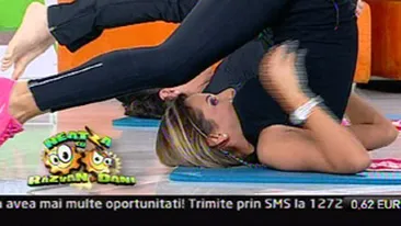 Uite-o pe Roxana Vancea asa cum ti-ai imaginat-o numai in cele mai intime momente! Vezi cum au chinuit-o, cu fundul in sus, in direct!