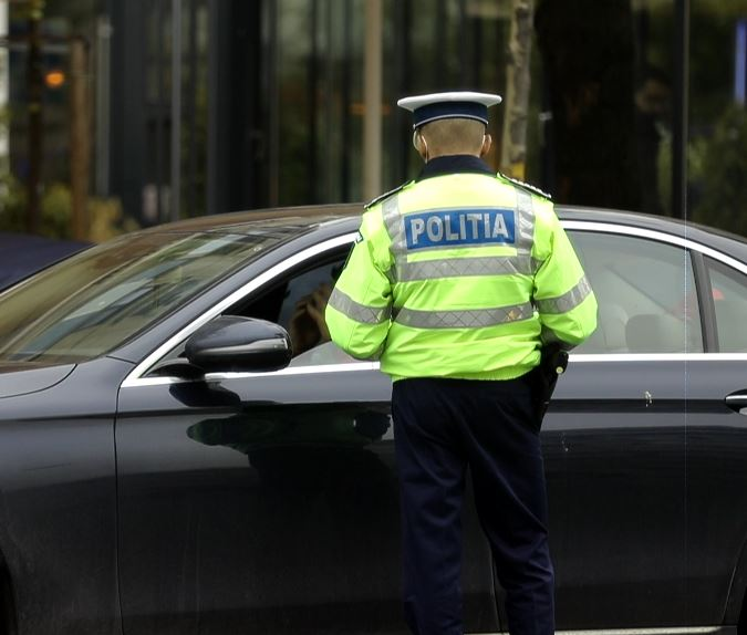 Cătălin Moroșanu gesticulează nervos în mașină