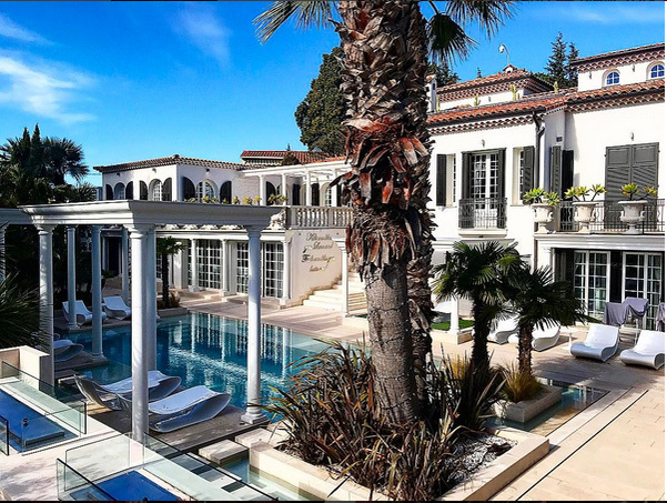 Imagini fabuloase cu cea mai nouă proprietate a designerului Philipp Plein. Castel de 27.000.000 $ pentru celebrul logodnic al româncei Andreea Sasu!