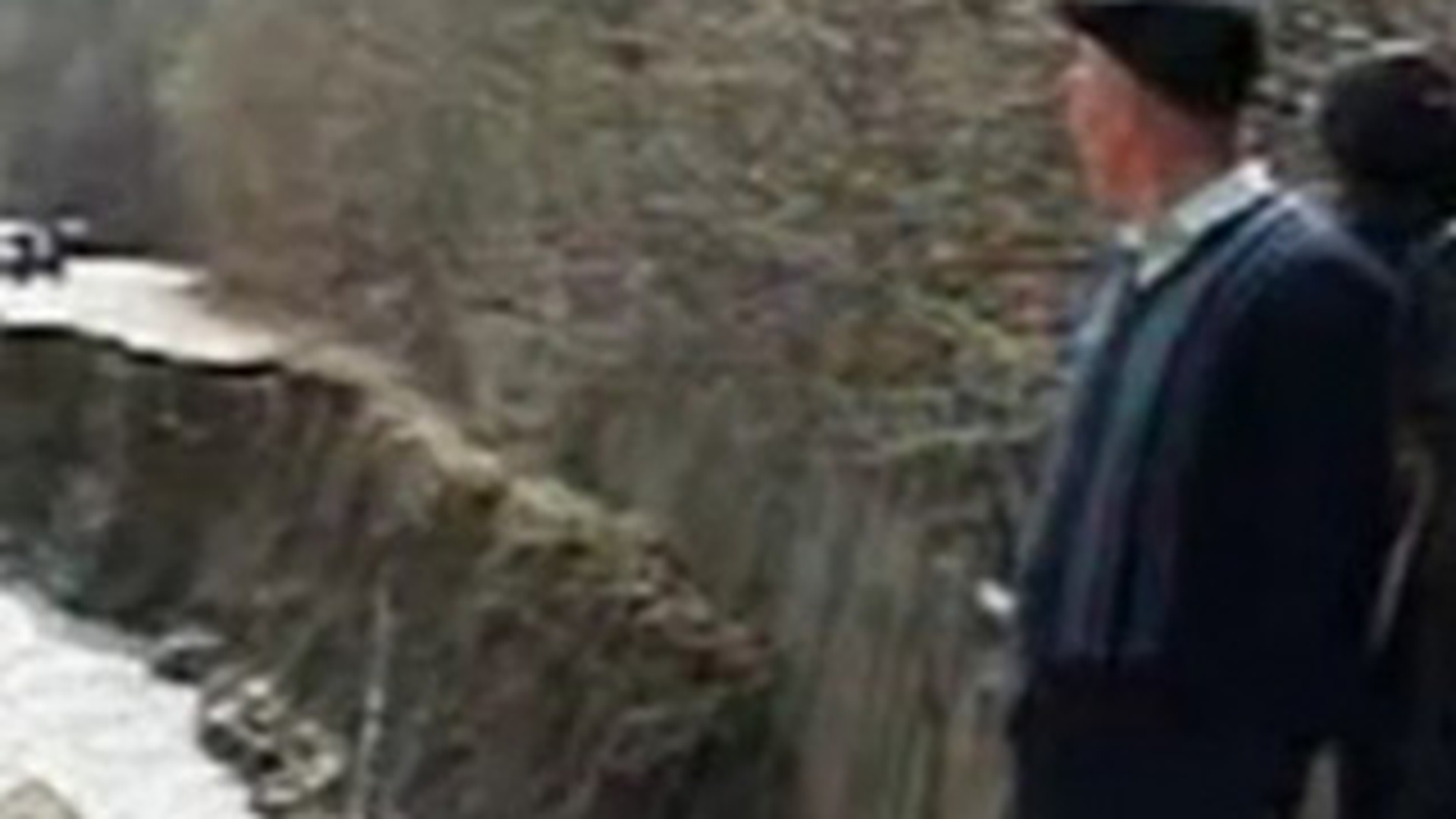 VIDEO 4.000 de locuitori din Vrancea sunt izolati de restul lumii din cauza ploilor abundente. Un drum judetean deja s-a surpat!