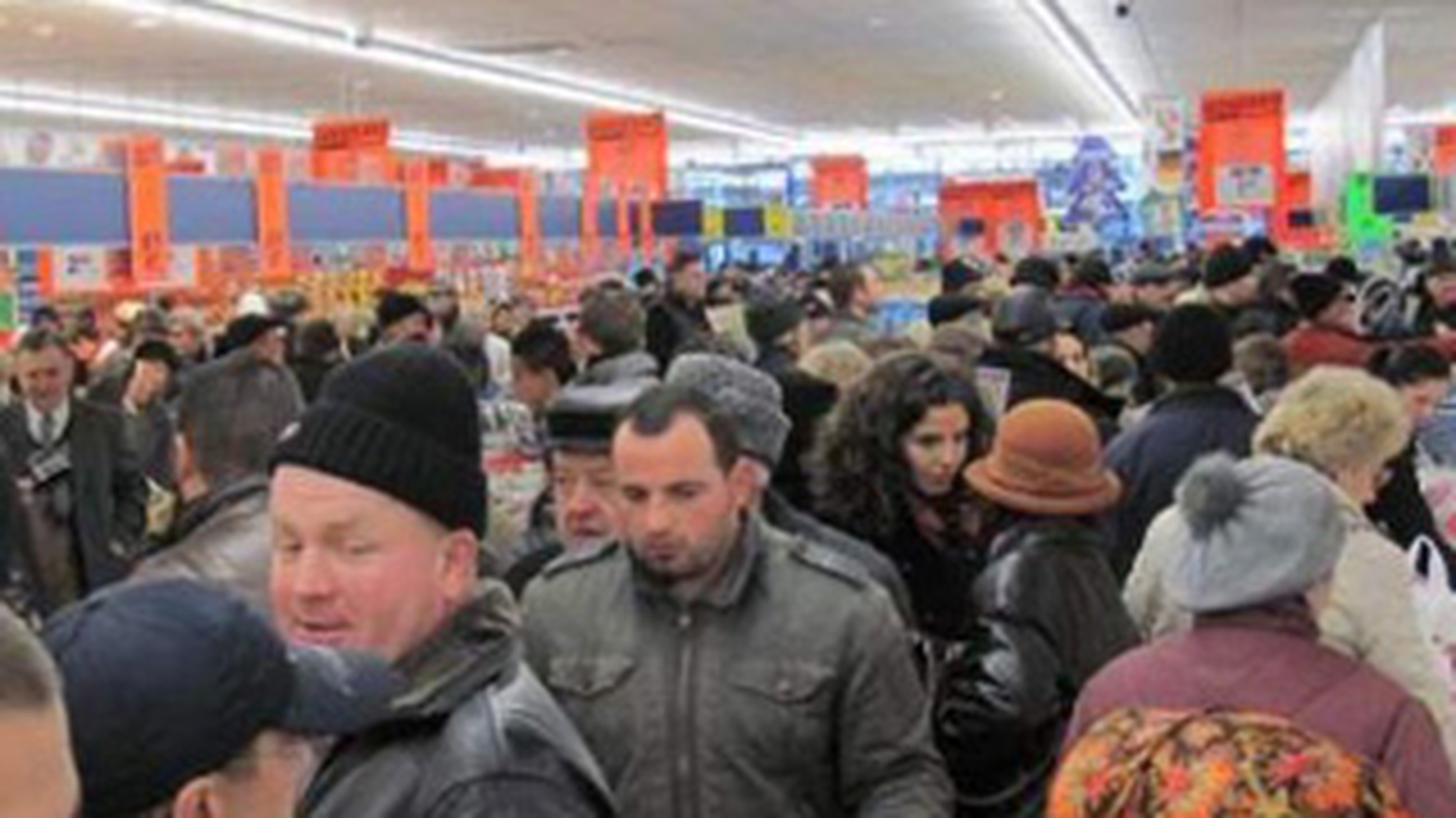 Panica in randul populatiei! Oamenii au luat cu asalt magazinele pentru a-si face provizii de teama ninsorilor!
