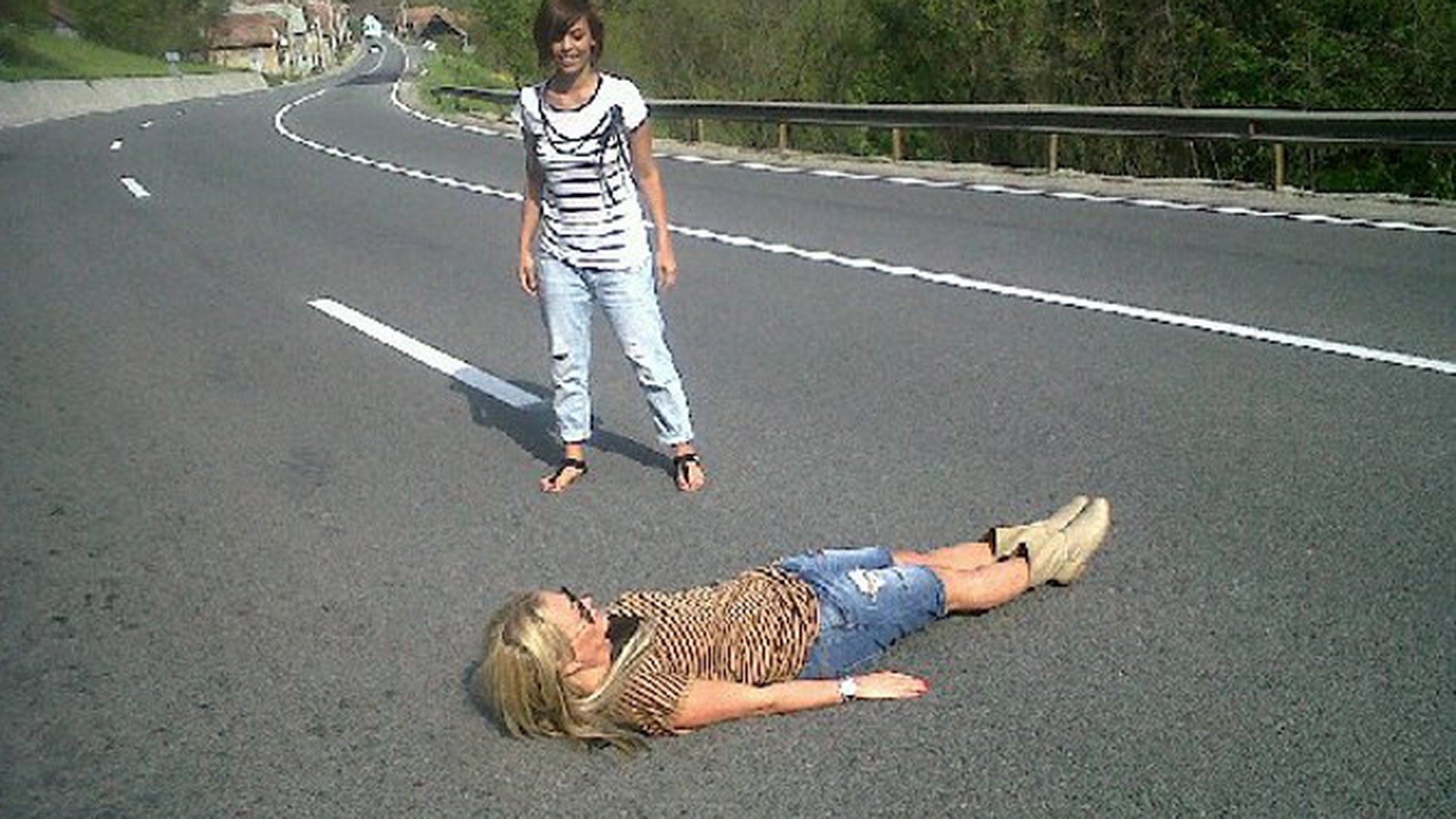 VIATA ARE PRIORITATE! Delia si Andreea Popescu, la un pas sa fie calcate de un TIR