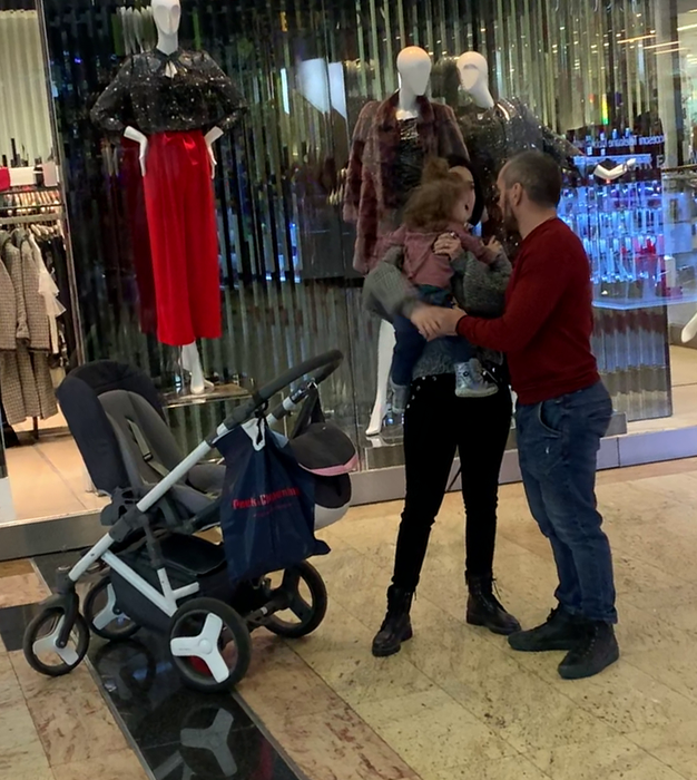 Ionuț Atodiresei, în mall cu soția și fetița