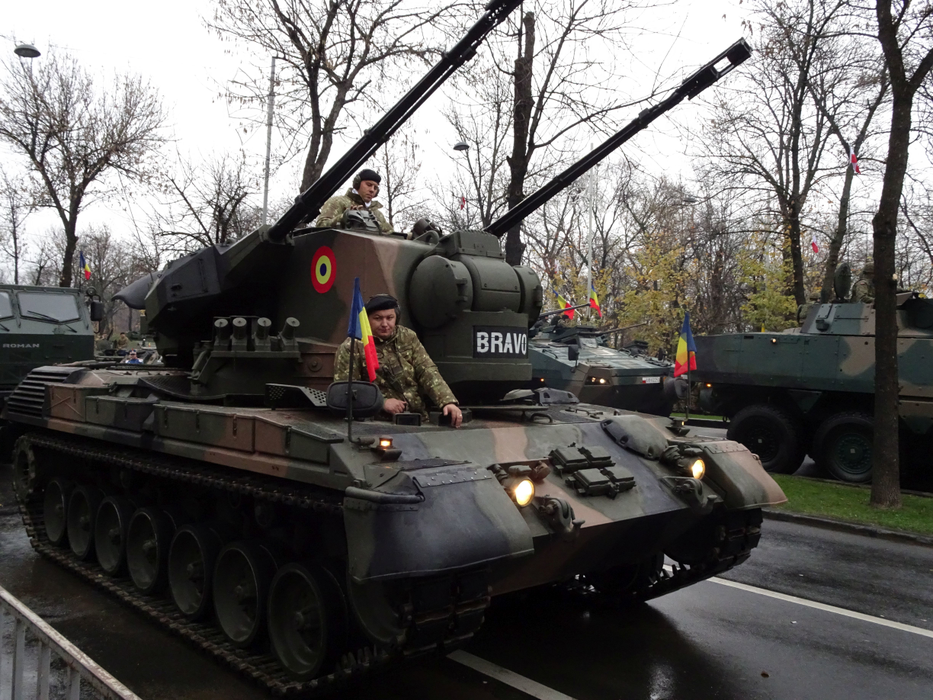 Peste 3.500 de militari şi experţi din cadrul Ministerului Apărării Naţioale, ai Ministerului de Interne şi ai Serviciului Român de Informaţii au participat la parada militară din Bucureşti, de la Arcul de Triumf.