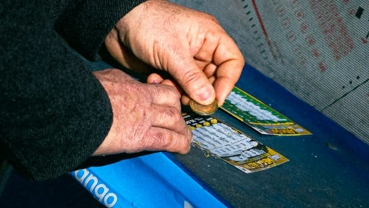 A dat norocul peste el! Un om al străzii a câștigat 1 milion de dolari la Loto. Ce vrea să facă cu banii