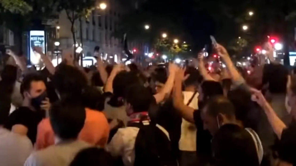 Ciocniri violente între suporteri și poliție pe străzile Parisului, după eșecul PSG-ului cu Bayern! VIDEO