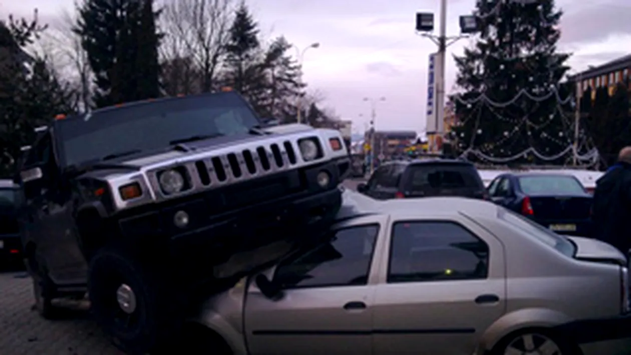 Foto incredibil! Un smecher cu Hummer a turtit un Logan parcat - Vezi cum arata uluitorul accident!