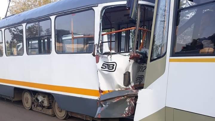 Două tramvaie s-au ciocnit în urmă cu câteva ore în Capitală. Un bărbat a fost rănit