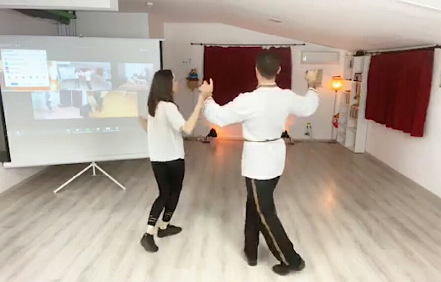 Lecțiile de dans nu s-au oprit nici în izolare