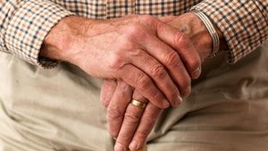 O româncă este acuzată că a primit 30.000 de euro de la un bătrân pe care îl îngrijea, în Italia. Ce s-ar fi întâmplat, de fapt, cu banii