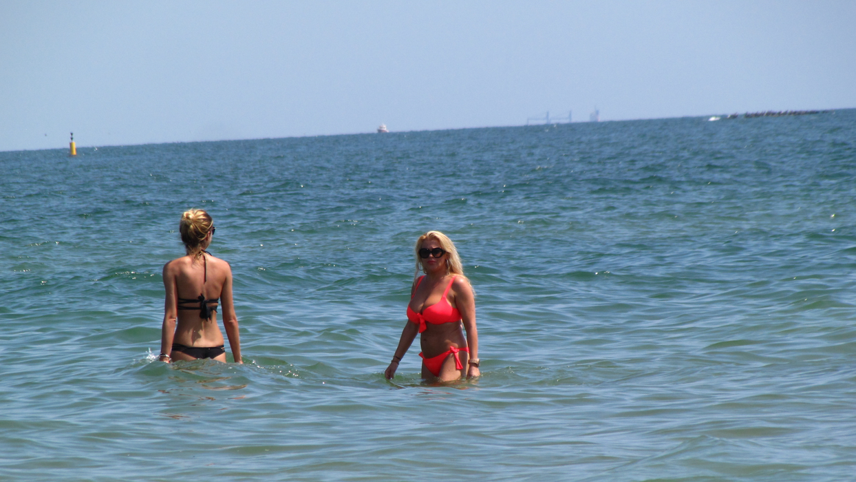 Doamnelor, nu vă lasaţi bărbaţii să vadă aceste imagini! Leta şi cu Nicoleta, ”pericole publice” pe plaja din Mamaia!