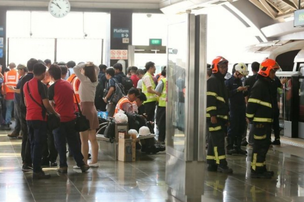Haos după ciocnirea a două garnituri de metrou. Populației i se cere să evite ruta afectată | FOTO