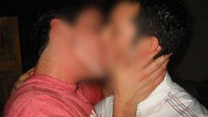 Un celebru actor, fotografiat  sarutandu-se cu un barbat! La cat de sexy e, n-o sa iti vina sa crezi ca e gay!