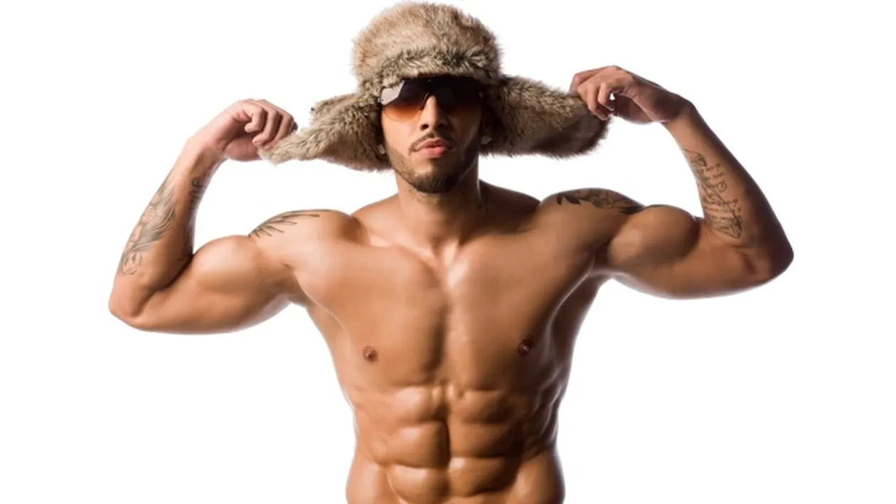 Alex Velea a aparut dezbracat pe coperta unei reviste GAY! Reactia artistului: Ii dau in judecata