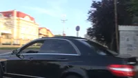 Aroganta maxima a unui sofer din Giurgiu! Oamenii au incremenit cand au vazut ce tine pe umar conducatorul auto!