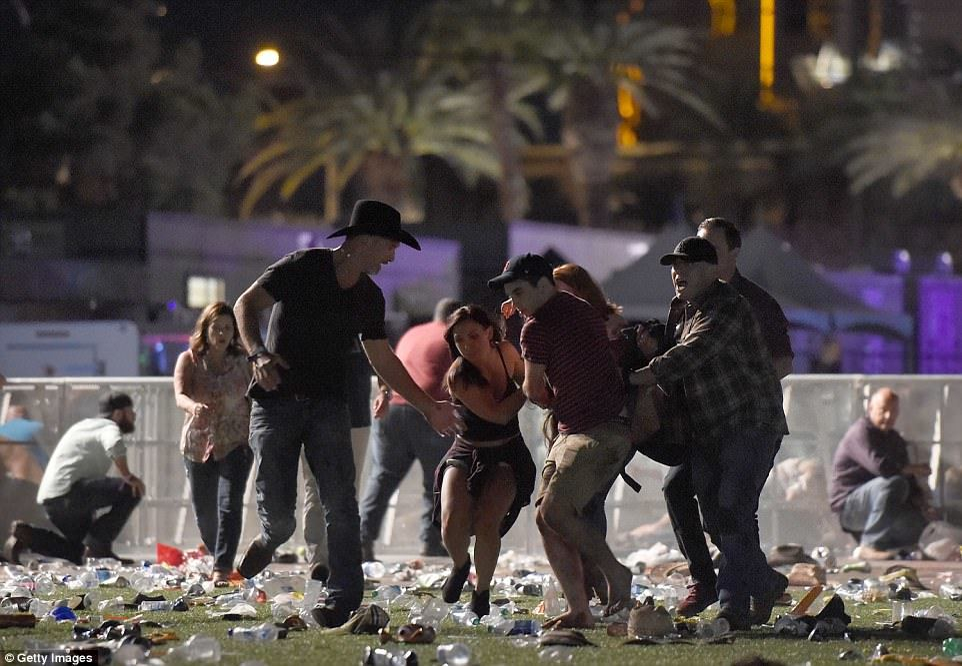 Femeia şi-a scos telefonul după ce a fost blocată în masacrul din Las Vegas. A rămas şocată când a văzut că iPhone-ul încasase un glonte în locul ei