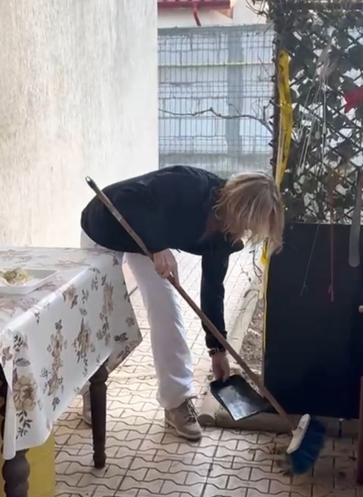 Nadia Comăneci a dat cu mătura în vizită la mama ei. Sursa foto: captură video / orangesport.ro