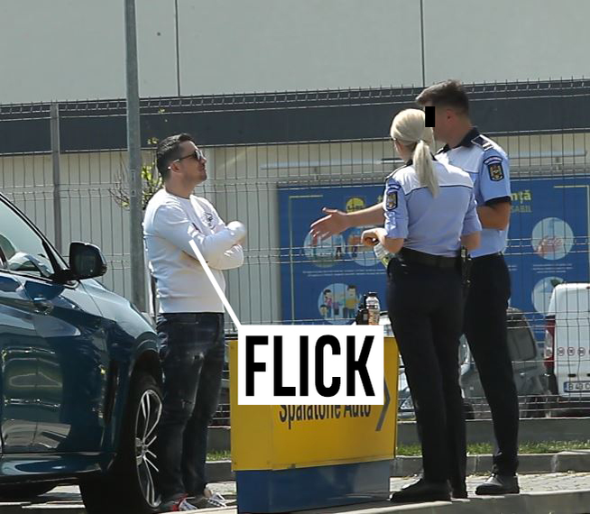 Agentul se pregătește să dea mâna cu agentul