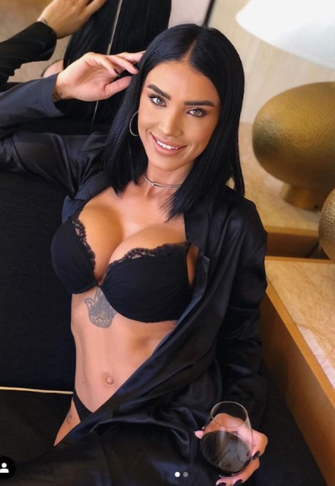 „Am îmbulinat-o”. Adelina Pestrițu, fotografiată în sutien în camera unui hotel din Timișoara