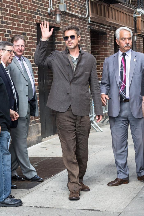 Cum a fost surprins BRAD PITT, pe străzile din New York, la 8 luni de la divorţ!