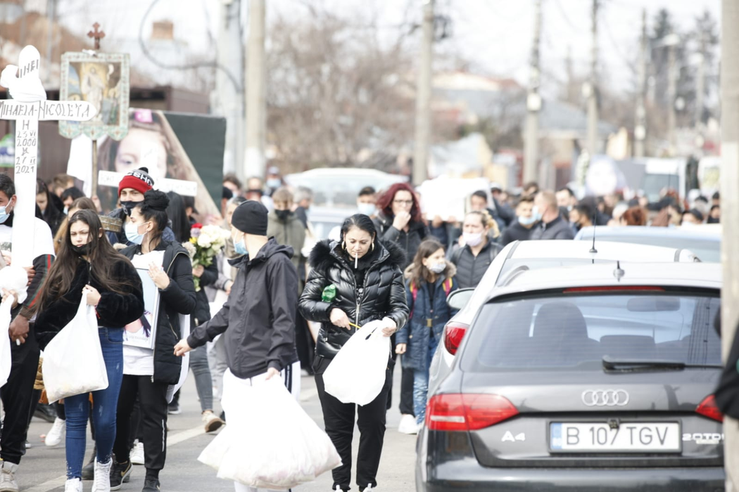 Scene sfâșietoare la înmormântarea fetelor ucise în accidentul din Capitală