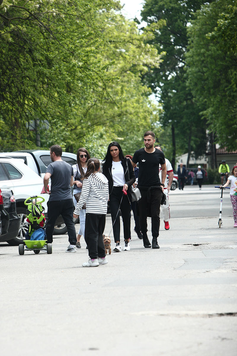 Andrei, Andreea şi Maria se plimbă pe o alee din Parcul Herăstrău